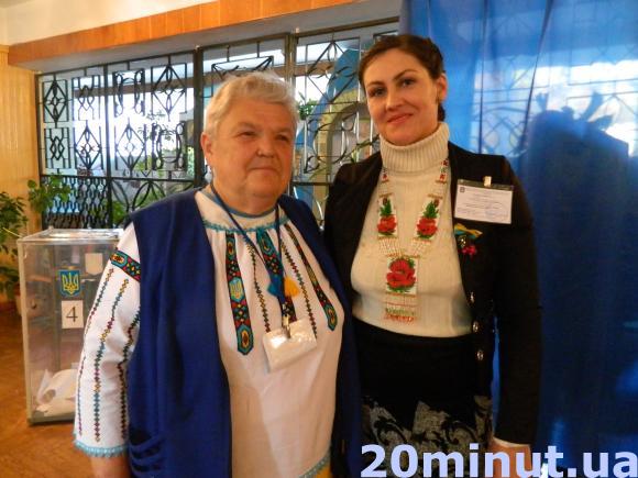 Тернополянка Орися Березюк до виборів вишила сорочку з тризубами, фото №2 на сайті 20minut.ua