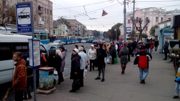Трамваї та тролейбуси в центрі міста стоять. Вінничани додому йдуть пішки, фото №1 на сайті 20minut.ua
