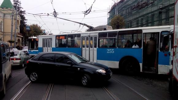 Трамваї та тролейбуси в центрі міста стоять. Вінничани додому йдуть пішки, фото №2 на сайті 20minut.ua