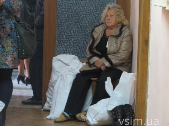 У Хмельницькому сонні члени ДВК й досі чекають на чергу, аби здати протоколи, фото №2 на сайті vsim.ua