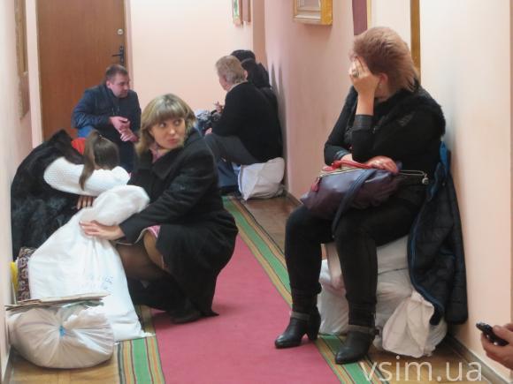 У Хмельницькому сонні члени ДВК й досі чекають на чергу, аби здати протоколи, фото №5 на сайті vsim.ua
