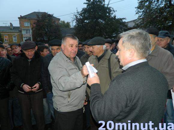 У Тернополі працівники "Теплокомуненерго" пікетували міськраду, фото №1 на сайті 20minut.ua
