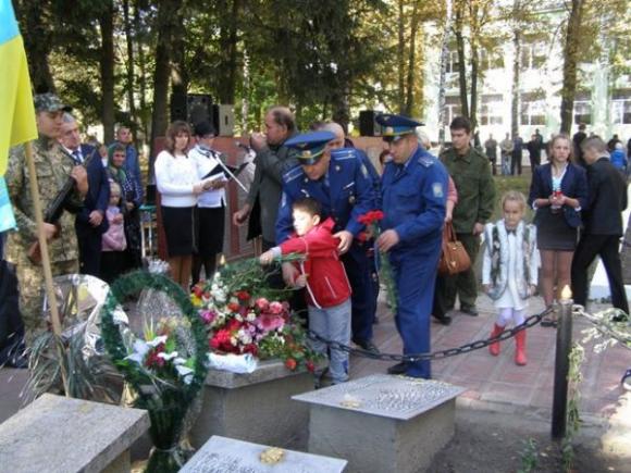 В Росоші Липовецького району встановили пам'ятник загиблому кіборгу Сергію Шевчуку, фото №1 на сайті 20minut.ua