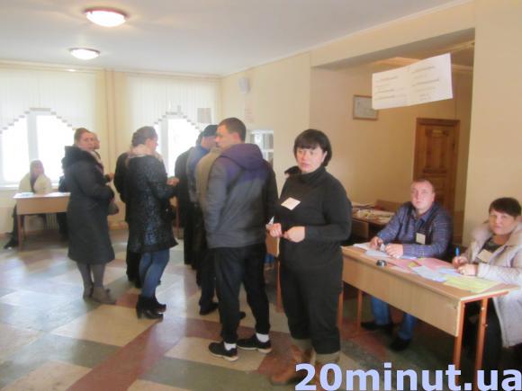 Вибори на Чехова: Коровія обирали мером, а в десяти метрах  від дільниці висіла агітація, фото №1 на сайті 20minut.ua