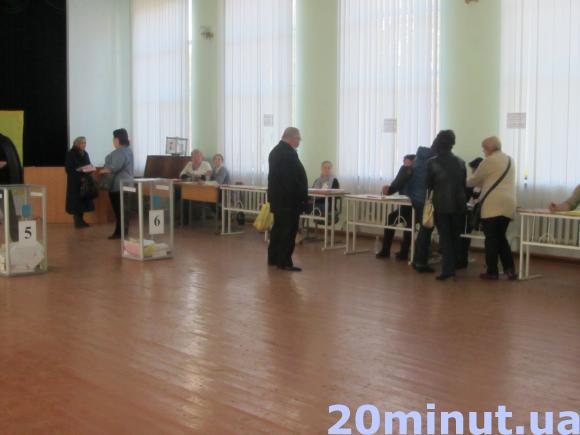 Вибори на Чехова: Коровія обирали мером, а в десяти метрах  від дільниці висіла агітація, фото №5 на сайті 20minut.ua