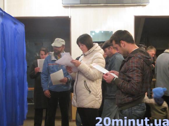 Вибори на Чехова: Коровія обирали мером, а в десяти метрах  від дільниці висіла агітація, фото №6 на сайті 20minut.ua