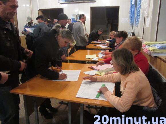 Вибори на Чехова: Коровія обирали мером, а в десяти метрах  від дільниці висіла агітація, фото №7 на сайті 20minut.ua