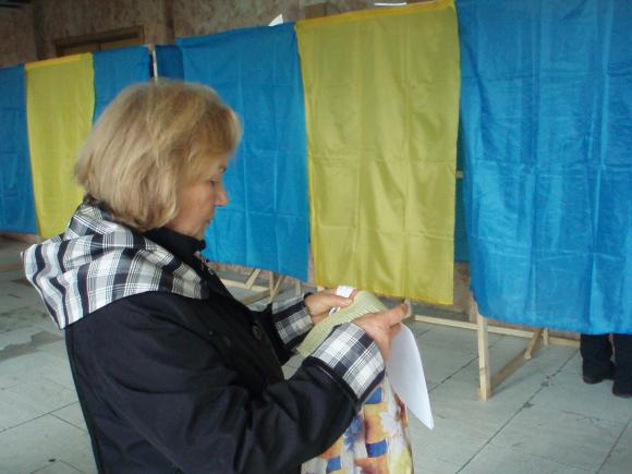 Вибори на Київській: люди голосують мляво і навмисне псують бюлетені, фото №1 на сайті 20minut.ua