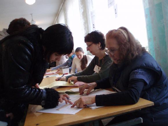 Вибори на Київській: люди голосують мляво і навмисне псують бюлетені, фото №10 на сайті 20minut.ua
