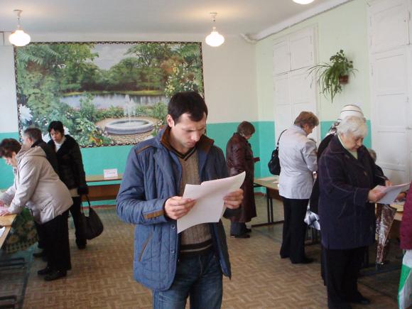 Вибори на Київській: люди голосують мляво і навмисне псують бюлетені, фото №3 на сайті 20minut.ua