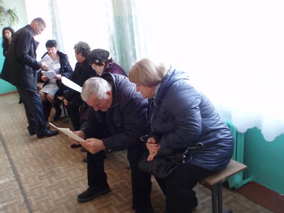 Вибори на Київській: люди голосують мляво і навмисне псують бюлетені, фото №4 на сайті 20minut.ua