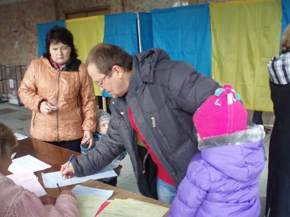 Вибори на Київській: люди голосують мляво і навмисне псують бюлетені, фото №7 на сайті 20minut.ua