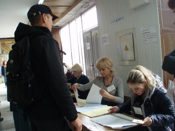 Вибори на Київській: люди голосують мляво і навмисне псують бюлетені, фото №8 на сайті 20minut.ua