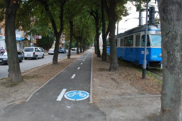 Закінчують будувати велодоріжку на вулиці Пирогова на сайті 20minut.ua Закінчують будувати велодоріжку на вулиці Пирогова, фото №1 на сайті 20minut.ua