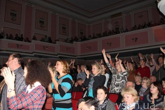 Фанати творчості Олега Винника приїхали за ним на концерт у Хмельницький, фото №12 на сайті vsim.ua