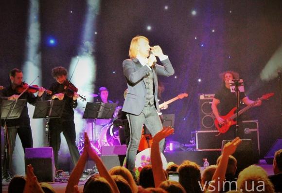 Фанати творчості Олега Винника приїхали за ним на концерт у Хмельницький, фото №4 на сайті vsim.ua