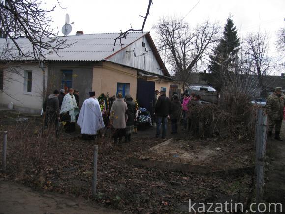 Козятин в траурі. Провели в останній путь воїна АТО Віктора Крючкова, фото №1 на сайті 20minut.ua