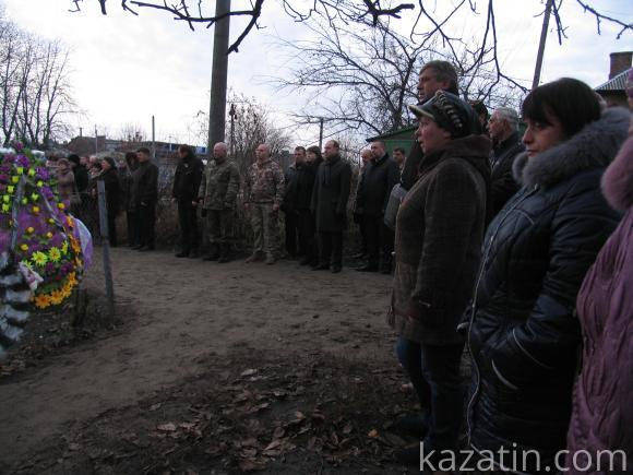 Козятин в траурі. Провели в останній путь воїна АТО Віктора Крючкова, фото №10 на сайті 20minut.ua