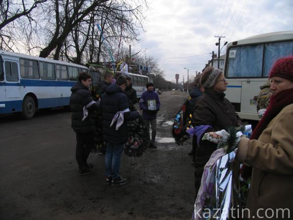 Козятин в траурі. Провели в останній путь воїна АТО Віктора Крючкова, фото №12 на сайті 20minut.ua