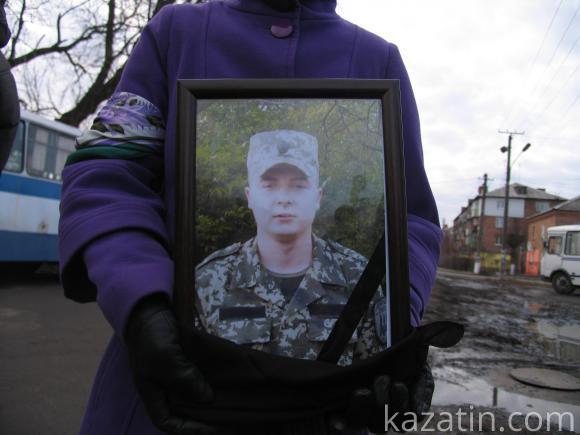 Козятин в траурі. Провели в останній путь воїна АТО Віктора Крючкова, фото №13 на сайті 20minut.ua