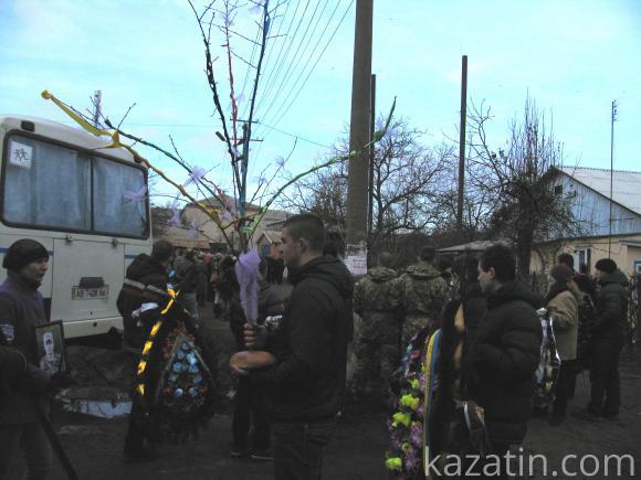 Козятин в траурі. Провели в останній путь воїна АТО Віктора Крючкова, фото №14 на сайті 20minut.ua