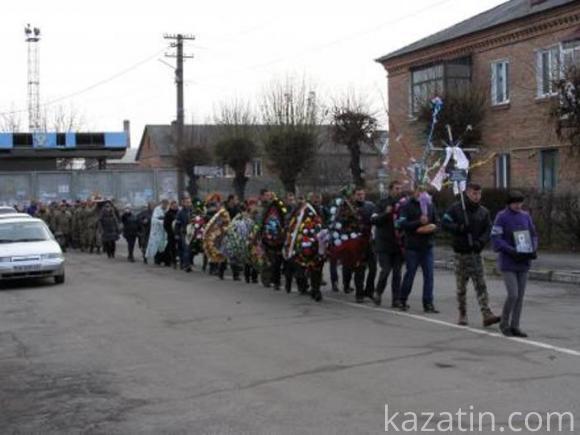 Козятин в траурі. Провели в останній путь воїна АТО Віктора Крючкова, фото №15 на сайті 20minut.ua