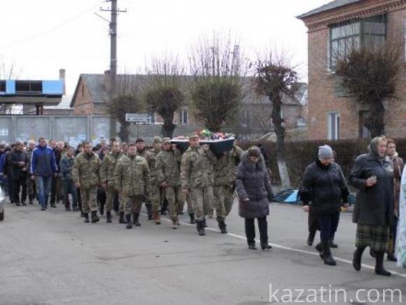 Козятин в траурі. Провели в останній путь воїна АТО Віктора Крючкова, фото №16 на сайті 20minut.ua