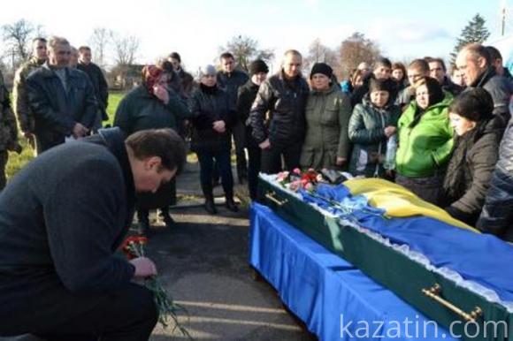 Козятин в траурі. Провели в останній путь воїна АТО Віктора Крючкова, фото №17 на сайті 20minut.ua