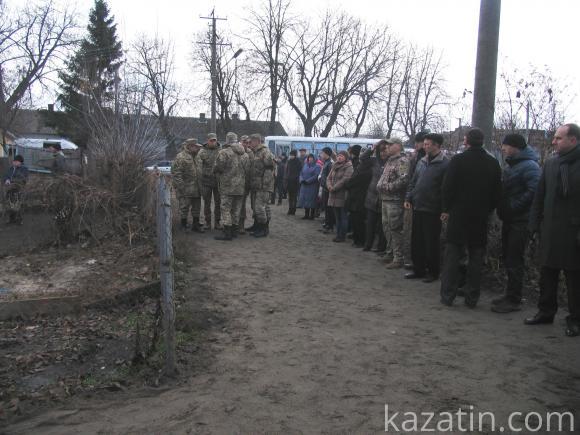 Козятин в траурі. Провели в останній путь воїна АТО Віктора Крючкова, фото №2 на сайті 20minut.ua