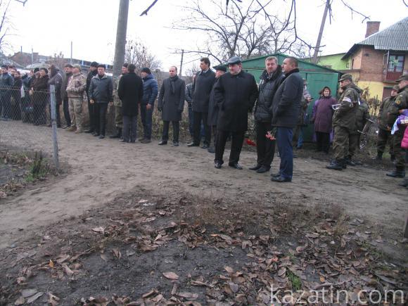 Козятин в траурі. Провели в останній путь воїна АТО Віктора Крючкова, фото №3 на сайті 20minut.ua