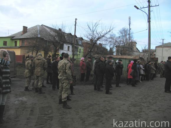 Козятин в траурі. Провели в останній путь воїна АТО Віктора Крючкова, фото №6 на сайті 20minut.ua