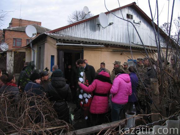 Козятин в траурі. Провели в останній путь воїна АТО Віктора Крючкова, фото №7 на сайті 20minut.ua