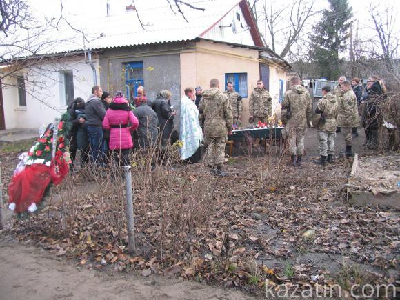 Козятин в траурі. Провели в останній путь воїна АТО Віктора Крючкова, фото №9 на сайті 20minut.ua