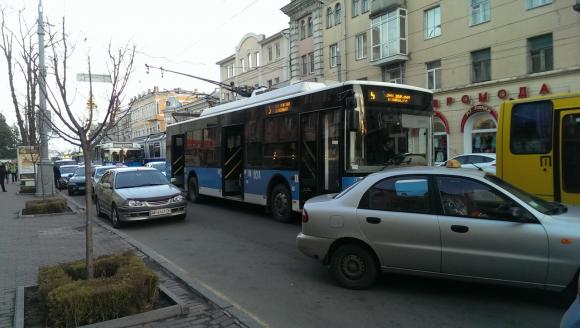 На Соборній «Фольксваген» зупинив трамваї та тролейбуси, фото №2 на сайті 20minut.ua