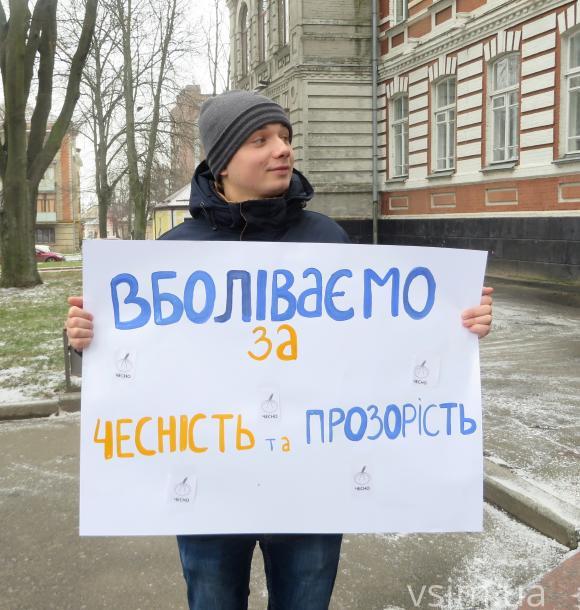 Новообраних депутатів Хмельницького на першій сесії зустріли із транспарантами, фото №1 на сайті vsim.ua