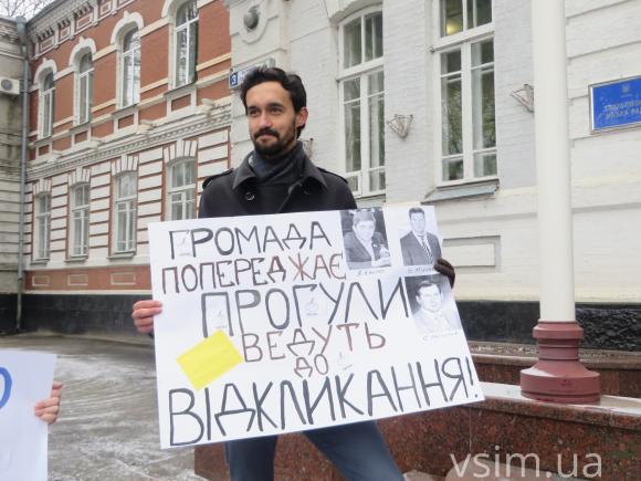 Новообраних депутатів Хмельницького на першій сесії зустріли із транспарантами, фото №2 на сайті vsim.ua