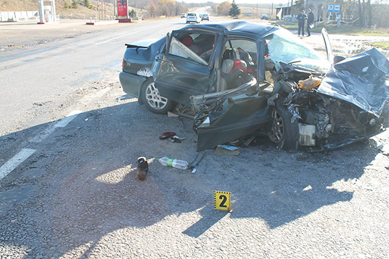 Під Вінницею сталася смертельна аварія. Позашляховик Ford на зустрічній стукнувся в "Ровер", фото №1 на сайті 20minut.ua