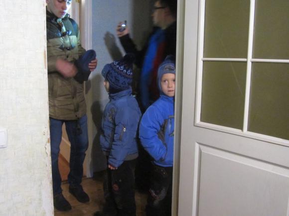 Родину, виселену на Свердлова колекторами, «вселяла» назад київська правозахисниця Ірма Крат, фото №1 на сайті 20minut.ua