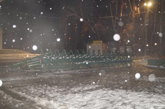 В парку Горького почали збирати новорічну ялинку, фото №1 на сайті 20minut.ua