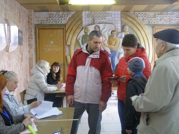 Вибори на Київській: члени комісії аплодували молодим, які голосували вперше, фото №1 на сайті 20minut.ua
