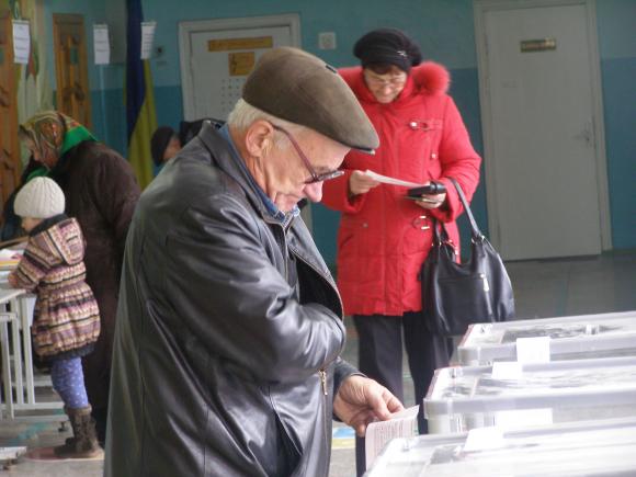 Вибори на Київській: члени комісії аплодували молодим, які голосували вперше, фото №11 на сайті 20minut.ua
