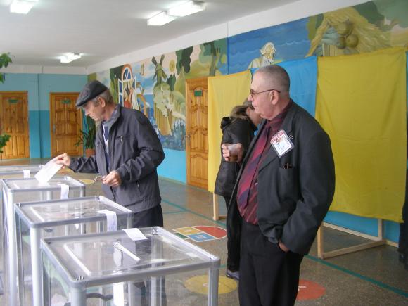 Вибори на Київській: члени комісії аплодували молодим, які голосували вперше, фото №15 на сайті 20minut.ua