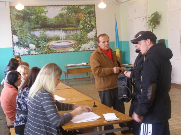 Вибори на Київській: члени комісії аплодували молодим, які голосували вперше, фото №17 на сайті 20minut.ua