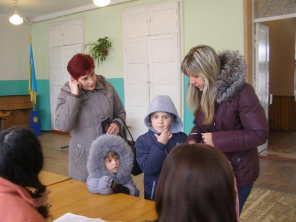Вибори на Київській: члени комісії аплодували молодим, які голосували вперше, фото №18 на сайті 20minut.ua