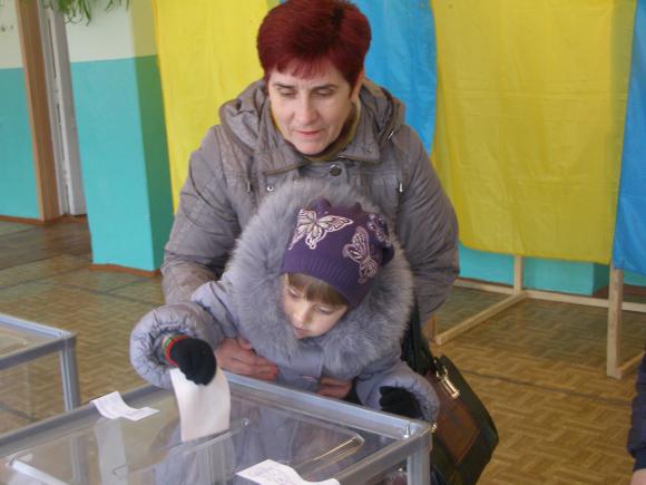 Вибори на Київській: члени комісії аплодували молодим, які голосували вперше, фото №19 на сайті 20minut.ua