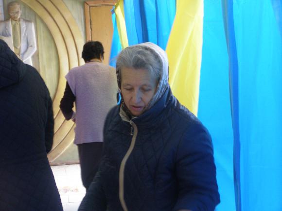 Вибори на Київській: члени комісії аплодували молодим, які голосували вперше, фото №3 на сайті 20minut.ua