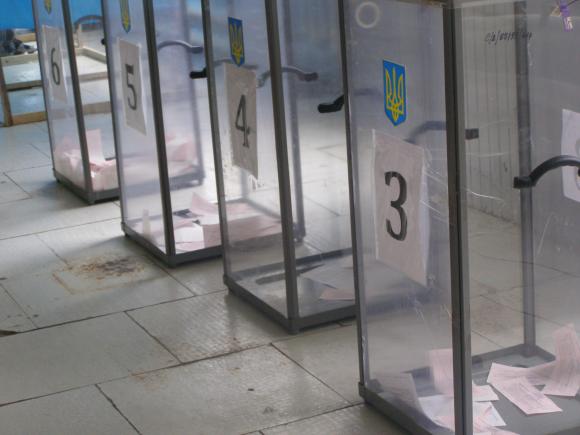 Вибори на Київській: члени комісії аплодували молодим, які голосували вперше, фото №4 на сайті 20minut.ua