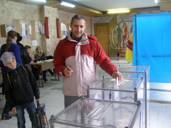 Вибори на Київській: члени комісії аплодували молодим, які голосували вперше, фото №6 на сайті 20minut.ua