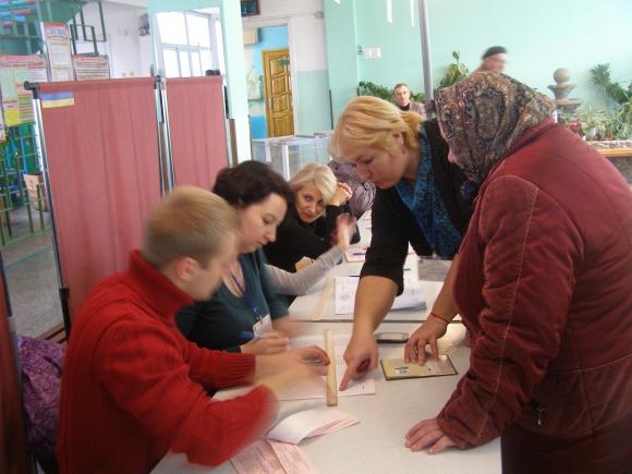 Вибори на Київській: члени комісії аплодували молодим, які голосували вперше, фото №7 на сайті 20minut.ua