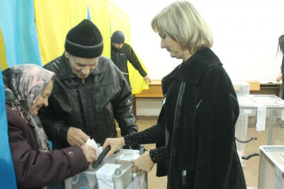 Вибори на Кореї та П'ятничанах: Священик з великим хрестом благословив, а люди не йдуть, фото №11 на сайті 20minut.ua
